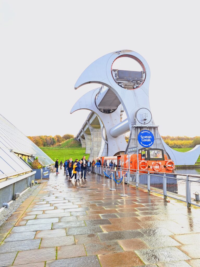 Falkirk Wheel, el sorprendente ascensor de barcos que conecta dos mundos. 20221031 152658
