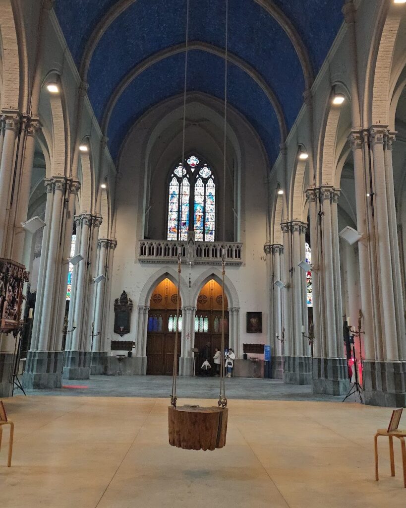 ¿Un Columpio dentro de una iglesia en Brujas? 20260222 130907