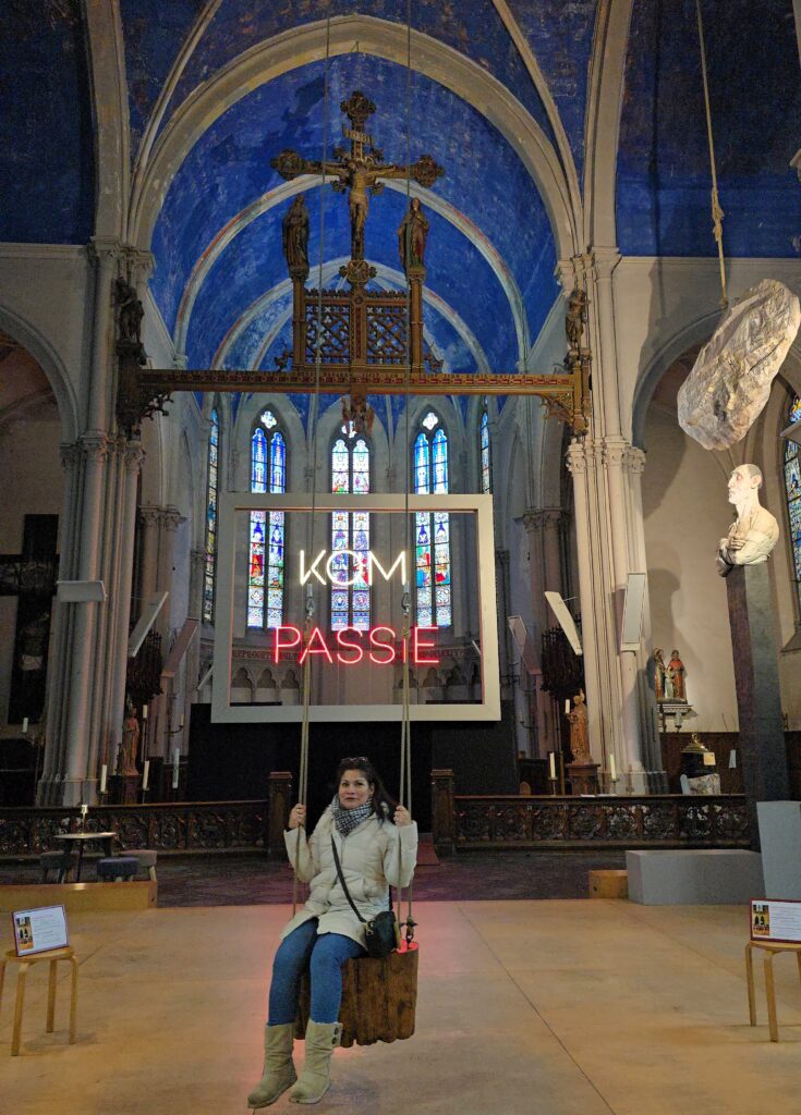 ¿Un Columpio dentro de una iglesia en Brujas? 20260222 131311
