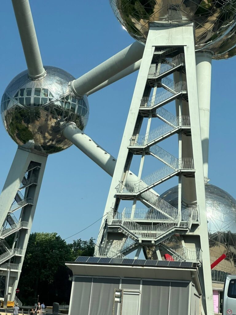 El Atomium de Bruselas: El monumento MÁS icónico de BÉLGICA. 707914979 26820881654201198 2836441043315962628 n