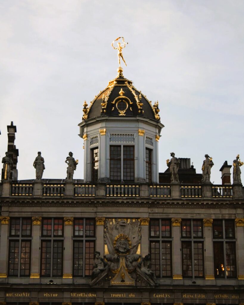 Por QUÉ la Grand Place de Bruselas ESTÁ considerada una de las plazas mas bellas del mundo. 710745315 1452887006853621 6506223953238019494 n