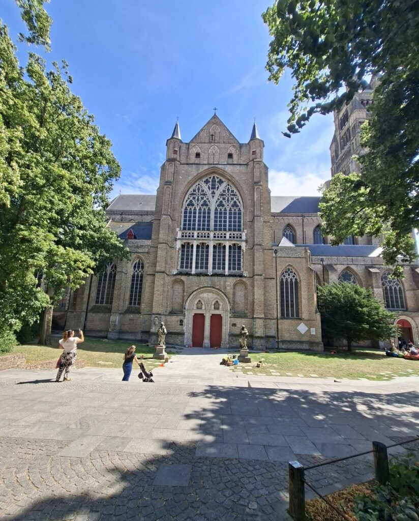 ¿Un Columpio dentro de una iglesia en Brujas? 740929735 37967387329526632 4080051409307994059 n