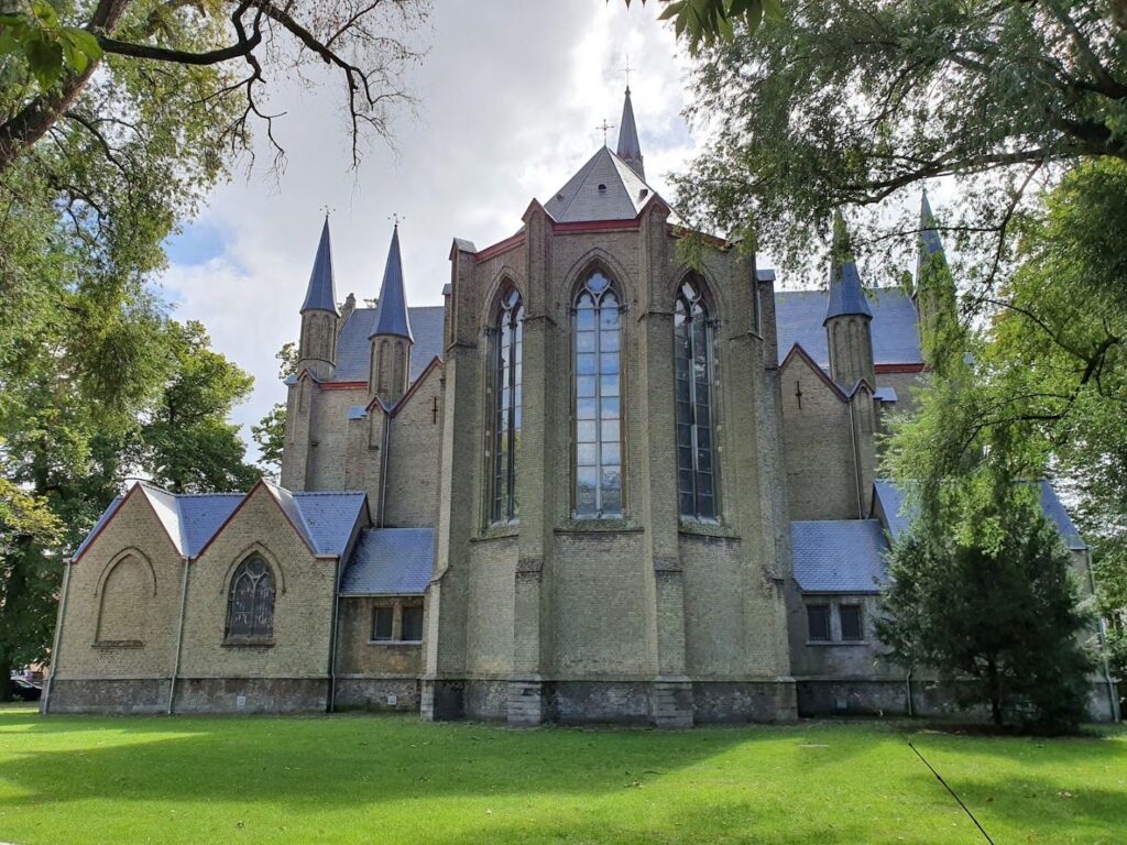 ¿Un Columpio dentro de una iglesia en Brujas? ekpsqbzbl27arnvwxdkuggpphxtekusw